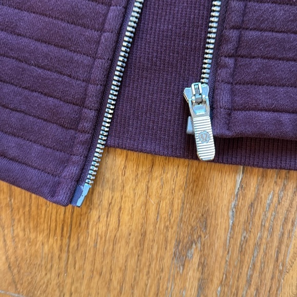 Lululemon plum colored women’s jacket size 6 - Picture 3 of 5